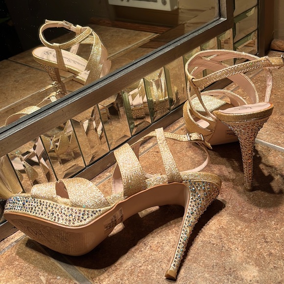 NWT Gold & Rhinestone Platform Heels - Picture 7 of 10